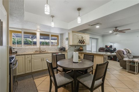 House in Miramar, Florida 3 bedrooms, 157.66 sq.m. № 2153256 - photo 9