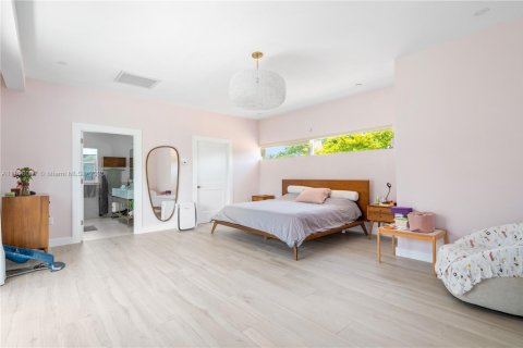 House in Miami Beach, Florida 5 bedrooms, 218.51 sq.m. № 1794178 - photo 15