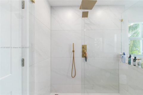 House in Miami Beach, Florida 5 bedrooms, 218.51 sq.m. № 1794178 - photo 20
