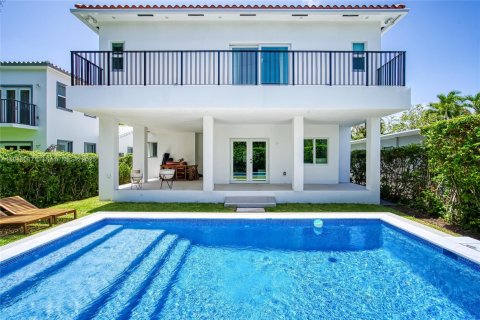 House in Miami Beach, Florida 5 bedrooms, 218.51 sq.m. № 1794178 - photo 1