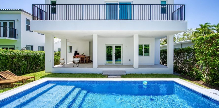 House in Miami Beach, Florida 5 bedrooms, 218.51 sq.m. № 1794178