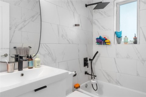 House in Miami Beach, Florida 5 bedrooms, 218.51 sq.m. № 1794178 - photo 24