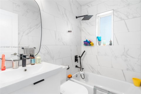 House in Miami Beach, Florida 5 bedrooms, 218.51 sq.m. № 1794178 - photo 25