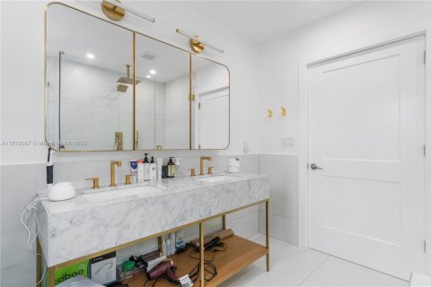 House in Miami Beach, Florida 5 bedrooms, 218.51 sq.m. № 1794178 - photo 17
