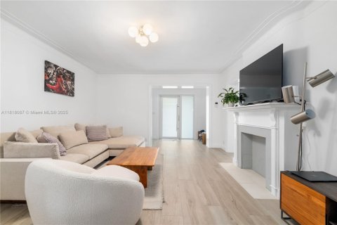 House in Miami Beach, Florida 5 bedrooms, 218.51 sq.m. № 1794178 - photo 4