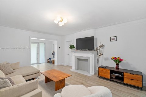 House in Miami Beach, Florida 5 bedrooms, 218.51 sq.m. № 1794178 - photo 5
