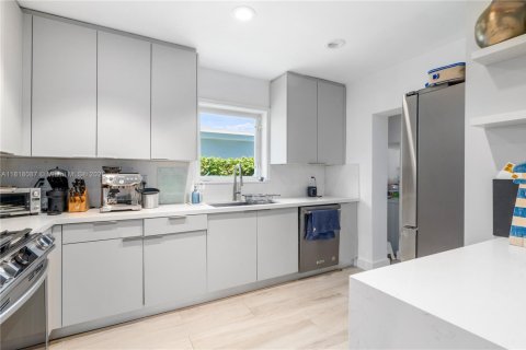 House in Miami Beach, Florida 5 bedrooms, 218.51 sq.m. № 1794178 - photo 9