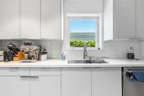 House in Miami Beach, Florida 5 bedrooms, 218.51 sq.m. № 1794178 - photo 11