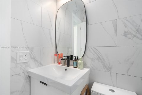 House in Miami Beach, Florida 5 bedrooms, 218.51 sq.m. № 1794178 - photo 23