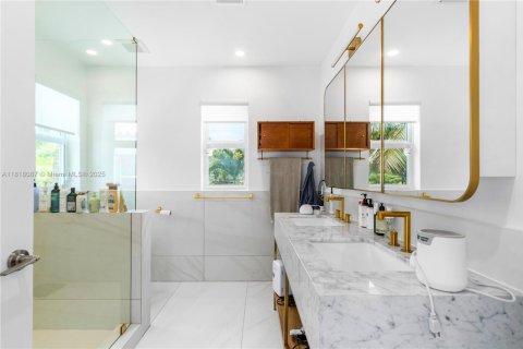 House in Miami Beach, Florida 5 bedrooms, 218.51 sq.m. № 1794178 - photo 19