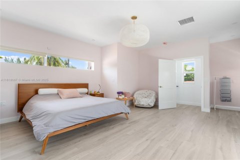 House in Miami Beach, Florida 5 bedrooms, 218.51 sq.m. № 1794178 - photo 13