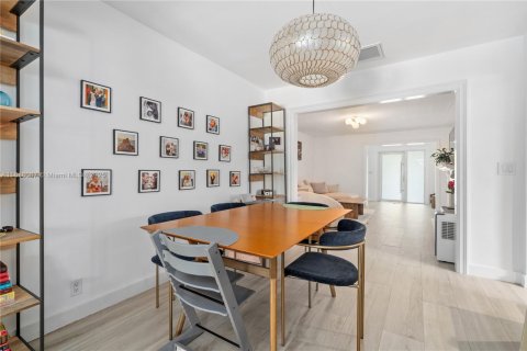 House in Miami Beach, Florida 5 bedrooms, 218.51 sq.m. № 1794178 - photo 7