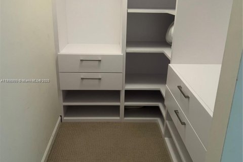 Condominio en alquiler en Miami, Florida, 1 dormitorio, 59.46 m2 № 1948482 - foto 6