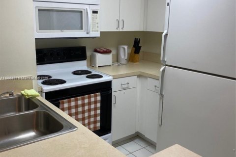 Condominio en alquiler en Miami, Florida, 1 dormitorio, 59.46 m2 № 1948482 - foto 2