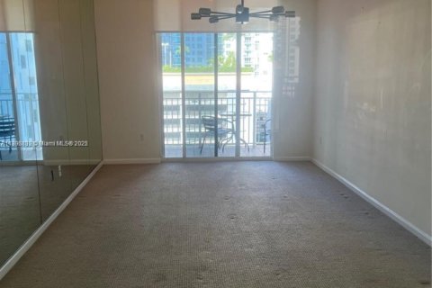 Condominio en alquiler en Miami, Florida, 1 dormitorio, 59.46 m2 № 1948482 - foto 3