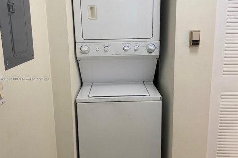 Condominio en alquiler en Miami, Florida, 1 dormitorio, 59.46 m2 № 1948482 - foto 7