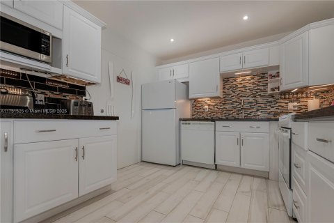 Condo in Lauderhill, Florida, 1 bedroom  № 1860234 - photo 6