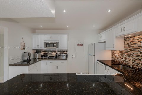 Condo in Lauderhill, Florida, 1 bedroom  № 1860234 - photo 4