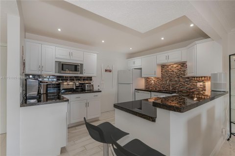 Condo in Lauderhill, Florida, 1 bedroom  № 1860234 - photo 3
