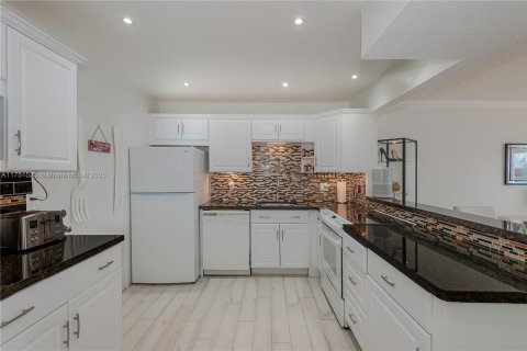 Condo in Lauderhill, Florida, 1 bedroom  № 1860234 - photo 5
