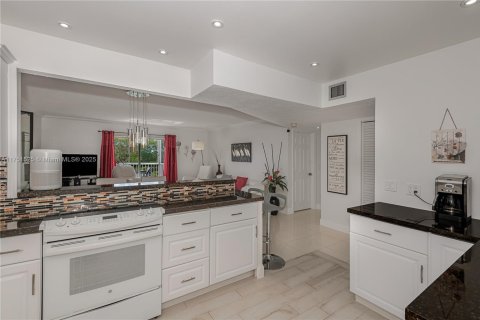 Condo in Lauderhill, Florida, 1 bedroom  № 1860234 - photo 7