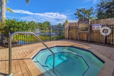 Condo in Sarasota, Florida, 1 bedroom № 2195968 - photo 17