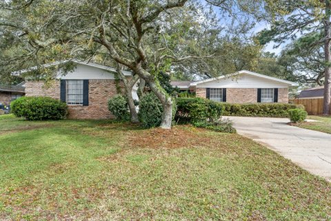 House in Shalimar, Florida 4 bedrooms, 217.58 sq.m. № 560096 - photo 1