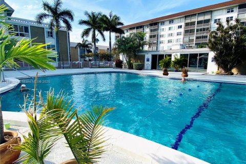 Condominio en venta en Oakland Park, Florida, 2 dormitorios, 78.97 m2 № 1957924 - foto 26