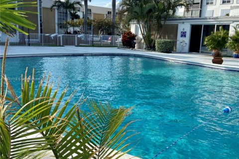 Condominio en venta en Oakland Park, Florida, 2 dormitorios, 78.97 m2 № 1957924 - foto 24