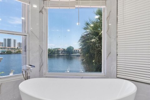 Townhouse in Aventura, Florida 5 bedrooms, 297.29 sq.m. № 2090464 - photo 30