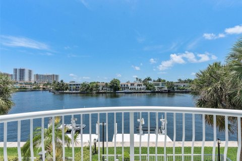 Townhouse in Aventura, Florida 5 bedrooms, 297.29 sq.m. № 2090464 - photo 26
