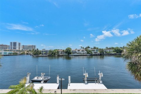 Townhouse in Aventura, Florida 5 bedrooms, 297.29 sq.m. № 2090464 - photo 19
