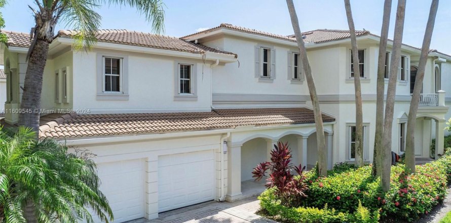 Townhouse in Aventura, Florida 5 bedrooms, 297.29 sq.m. № 2090464