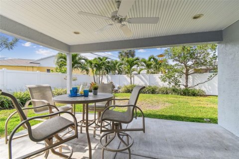 House in Saint Petersburg, Florida 4 bedrooms, 225.2 sq.m. № 1721181 - photo 23