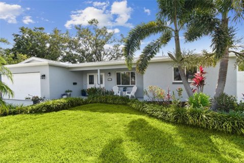 House in Saint Petersburg, Florida 4 bedrooms, 225.2 sq.m. № 1721181 - photo 2
