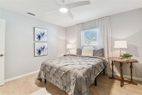 House in Saint Petersburg, Florida 4 bedrooms, 225.2 sq.m. № 1721181 - photo 25