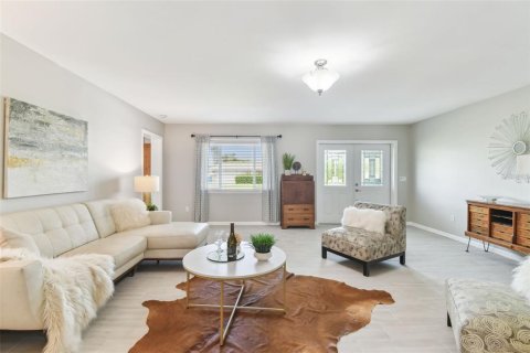 House in Saint Petersburg, Florida 4 bedrooms, 225.2 sq.m. № 1721181 - photo 4