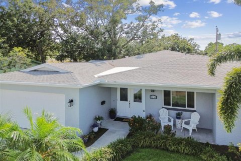 House in Saint Petersburg, Florida 4 bedrooms, 225.2 sq.m. № 1721181 - photo 1