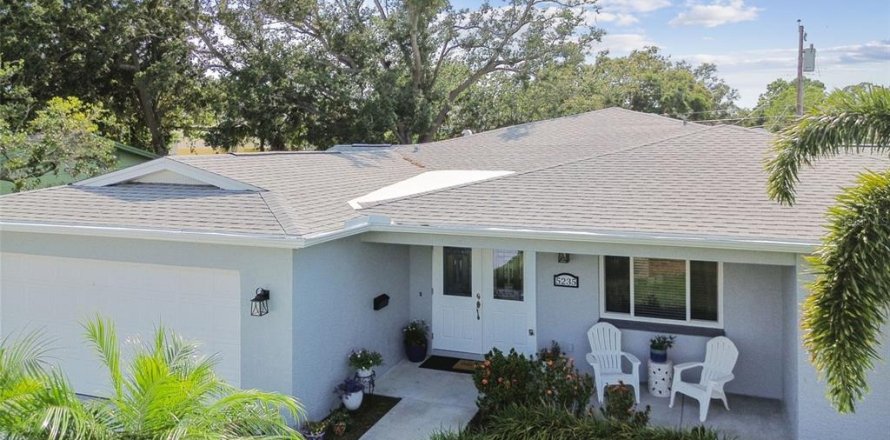 House in Saint Petersburg, Florida 4 bedrooms, 225.2 sq.m. № 1721181