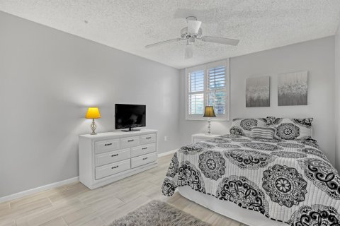 Condo in Hypoluxo, Florida, 2 bedrooms № 2153872 - photo 16