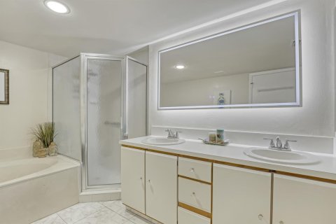 Condo in Hypoluxo, Florida, 2 bedrooms № 2153872 - photo 14