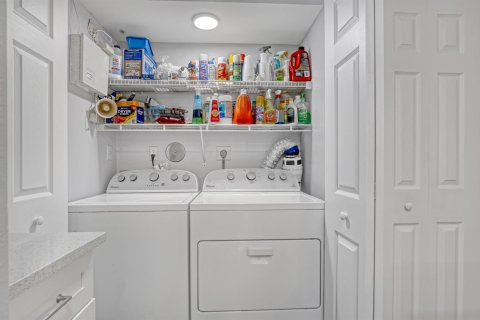Condo in Hypoluxo, Florida, 2 bedrooms № 2153872 - photo 12