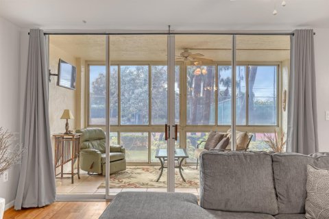 Condo in Hypoluxo, Florida, 2 bedrooms № 2153872 - photo 11