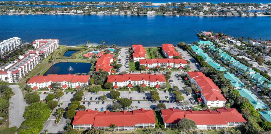 Condo in Hypoluxo, Florida, 2 bedrooms № 2153872