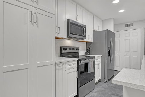 Condo in Hypoluxo, Florida, 2 bedrooms № 2153872 - photo 5