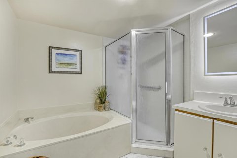 Condo in Hypoluxo, Florida, 2 bedrooms № 2153872 - photo 15