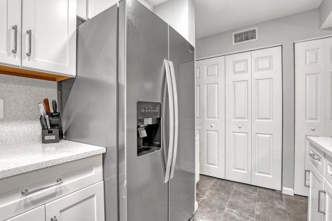 Condo in Hypoluxo, Florida, 2 bedrooms № 2153872 - photo 6