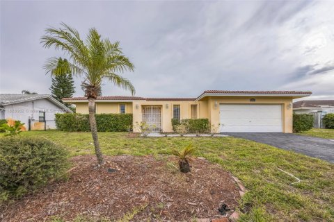 House in Coral Springs, Florida 3 bedrooms, 189.15 sq.m. № 1802475 - photo 1