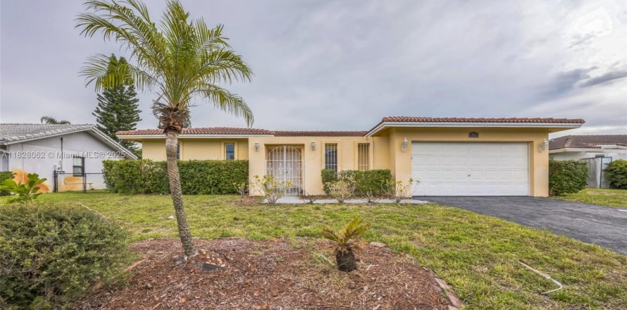 House in Coral Springs, Florida 3 bedrooms, 189.15 sq.m. № 1802475
