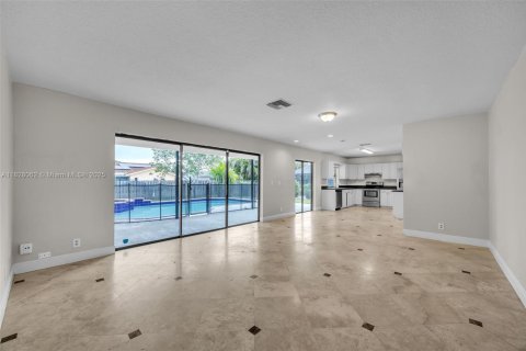 House in Coral Springs, Florida 3 bedrooms, 189.15 sq.m. № 1802475 - photo 5